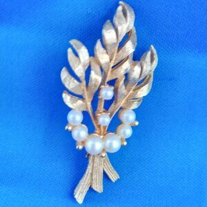 Vintage mid century gold tone lapel pin brooch with faux pearls